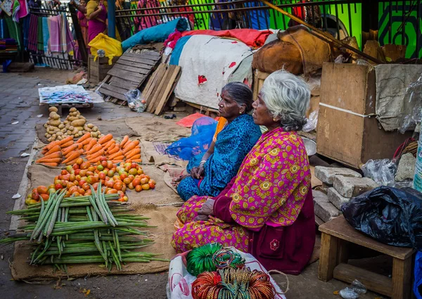 JAIPUR, INDIA - 25 de agosto de 2017: Las mujeres indias venden comida variada en las calles de Jaipur, India. En la India, las mujeres pobres a menudo venden verduras para ganar un pequeño ingreso en efectivo —  Fotos de Stock