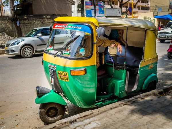 JAIPUR, INDE - 25 AOÛT 2017 : Homme non identifié avec une moto dans les rues de l'Inde — Photo