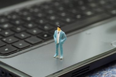 Minyatür küçük insanlar adam arka plan bulanık içinde bir bilgisayar klavye üzerinde