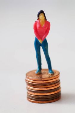 Minyatür küçük insanlar, beyaz bir arka plan bir sent yığını üzerinde poz kadın