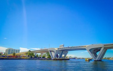 Fort Lauderdale, Amerika Birleşik Devletleri - 11 Temmuz 2017: Gemi Fort Lauderdale, Florida'daki Harbor'da geçmesine izin için harekete geçirilen bir açılan köprü güzel görünüm