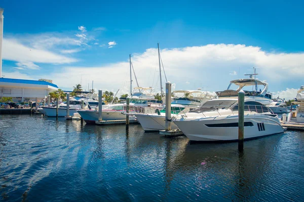 FORT LAUDERDALE, EUA - JULHO 11, 2017: Uma linha de barcos à venda no Fort Lauderdale — Fotografia de Stock