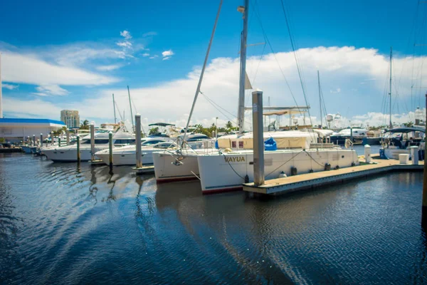 Fort Lauderdale, Amerikai Egyesült Államok - 2017. július 11.: Egy sor az értékesítésre, a Fort Lauderdale csónak — Stock Fotó