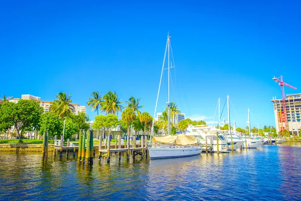 Fort Lauderdale, Amerika Birleşik Devletleri - 11 Temmuz 2017: Güzel horizont bir riverwalk promenade, kat mülkiyeti binalar ve yatlar ile evde nehirde, Fort Lauderdale, Florida'daki park etmiş
