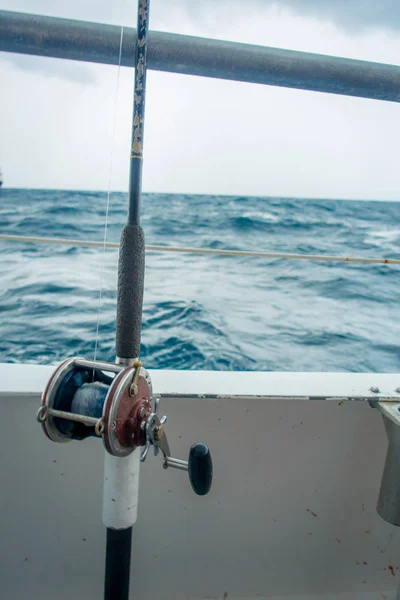 Primo piano di una canna da pesca in una grande barca in acqua a Fort Lauderdale, Florida — Foto Stock