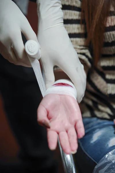 Close-up de um pulso ferido coberto com uma bandagem de gaze branca — Fotografia de Stock