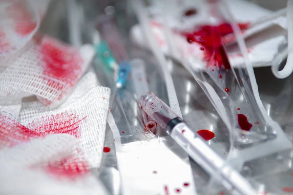 Różnych urządzeń medycznych, po interwencji medycznej, z krwi na szarym tle — Zdjęcie stockowe