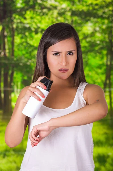 Güzel genç kadın bir spay, bulanık bir arka planda öldürmek için böcek üzerinde kullanma