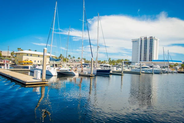 FORT LAUDERDALE, États-Unis - 11 JUILLET 2017 : Une ligne de bateaux exposés à la vente au Fort Lauderdale — Photo