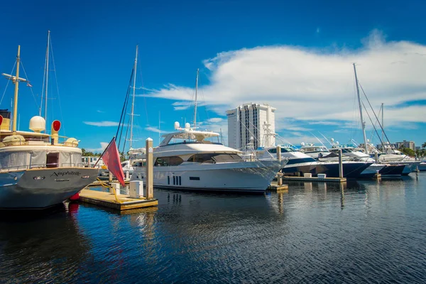 Fort lauderdale, usa - 11. Juli 2017: eine Reihe von Booten, die am Fort lauderdale zum Verkauf angeboten werden — Stockfoto