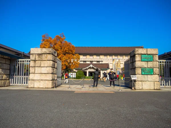 Nara, Japón - 26 de julio de 2017: Personas no identificadas en la entrada de un edificio y disfrutando de la vista del hermoso paisaje otoñal, árboles y hojas amarillas de otoño, follaje colorido en el parque de otoño — Foto de Stock