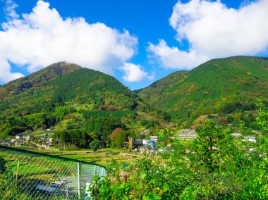 Dağın bazı evlerde muhteşem mavi gökyüzü ile güzel manzara