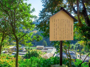 Japanesse mektup bilgilendirici işareti ile dağ bazı evlerde muhteşem mavi gökyüzü ile güzel bir manzara