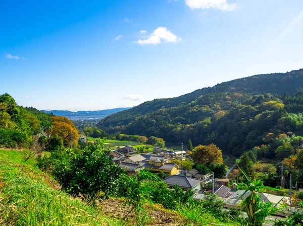 Krásná krajina hory s některými domy, v nádherné modré obloze — Stock fotografie
