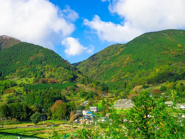 Dağın bazı evlerde muhteşem mavi gökyüzü ile güzel manzara