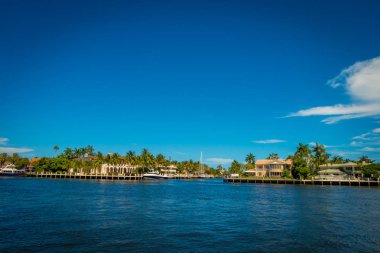 Fort Lauderdale, Amerika Birleşik Devletleri - 11 Temmuz 2017: New Nehri'nin güzel manzaralı riverwalk mesire highrise kat mülkiyeti binalar ve yatlar nehirde, Fort Lauderdale, Florida'daki park etmiş