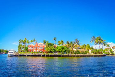 Fort Lauderdale, Amerika Birleşik Devletleri - 11 Temmuz 2017: Güzel evde horizont riverwalk gezinti ile Fort Lauderdale, Florida'daki bazı condominiums binalar