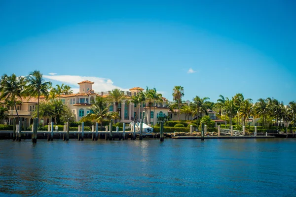 FORT LAUDERDALE, États-Unis - 11 JUILLET 2017 : Belle vue sur la nouvelle rivière avec promenade fluviale, avec des bâtiments en copropriété à Fort Lauderdale, Floride — Photo