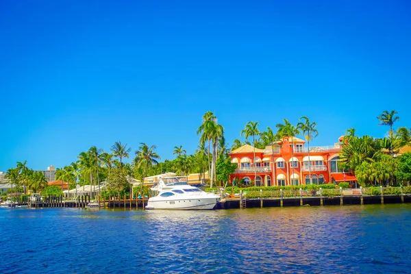 FORT LAUDERDALE, États-Unis - 11 JUILLET 2017 : Belle maison à l'horizontale avec une promenade fluviale, avec un yacht garé dans la rivière, à Fort Lauderdale, Floride — Photo