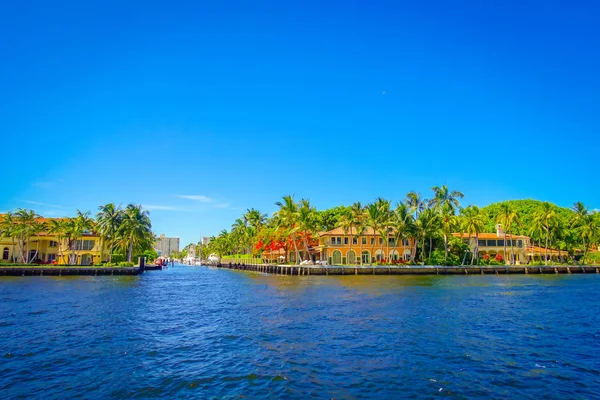 FORT LAUDERDALE, Estados Unidos - 11 de julio de 2017: Hermosa casa en el horizonte con un paseo fluvial, algunos condominios edificios en Fort Lauderdale, Florida — Foto de Stock