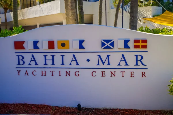 FORT LAUDERDALE, EE.UU. - 11 DE JULIO DE 2017: Signo informativo del centro de yatching ubicado en una pared de piedra blanca en la ciudad de Fort Lauderdale, Florida — Foto de Stock