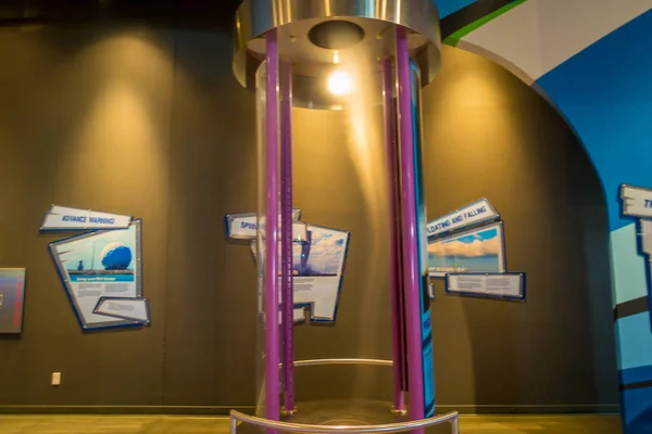 Fort Lauderdale, Usa - 11 juli 2017: Inomhus syn på Museum of discovery och vetenskap med en vind maskin ligger i Fort Lauderdale, Florida — Stockfoto