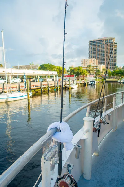 FORT LAUDERDALE สหรัฐอเมริกา 11 กรกฎาคม ค.ศ. 2017: แท่งตกปลาขนาดใหญ่สามแท่งในเรือขนาดใหญ่ที่จอดอยู่ในน้ําในท่าเรือที่ Fort Lauderdale International Boat Show — ภาพถ่ายสต็อก