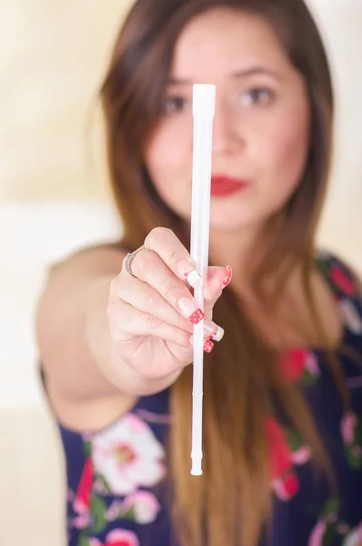 Zblízka mladé ženy držící v ruce lékařský objekt používá pro vaginální infekce lékařství, ukázal před její obličej, rozostřené pozadí — Stock fotografie