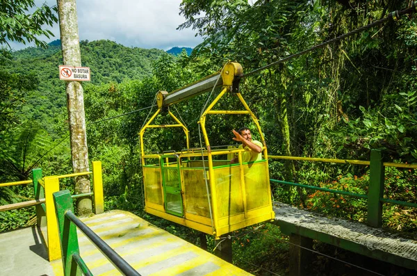 MINDO, ECUADOR - 27 DE AGOSTO DE 2017: Hombre no identificado dentro del valle profundo del Tarabita, hasta 152 m sobre el suelo ubicado en Mindo, Ecuador — Foto de Stock