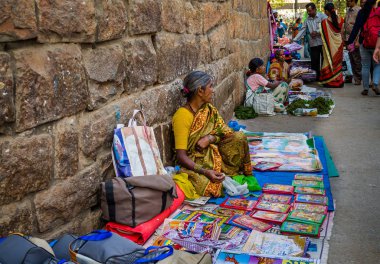 Jaipur, Hindistan - 25 Ağustos 2017: Hintli kadın satan IB sokaklarda bazı dekoratif resim Jaipur, Hindistan