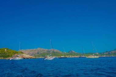 Sant Karaağaç, güzel mavi su ve gökyüzü Majorca, İspanya yelken bazı tekneler
