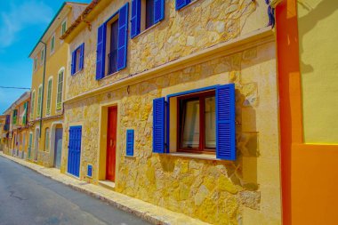 Bağlantı noktası D Andratx, İspanya - 18 Ağustos 2017: Mallorca balearic Islands, İspanya bulunan küçük eski steet Port D Andratx şehirde güzel manzarasına