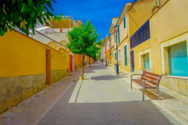 Bağlantı noktası D Andratx, İspanya - 18 Ağustos 2017: Mallorca balearic Islands, İspanya bulunan küçük eski steet Port D Andratx şehirde güzel manzarasına