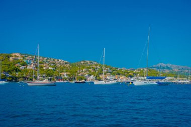 Bağlantı noktası D Andratx, İspanya - 18 Ağustos 2017: Mallorca Balear Adaları, ufuk dağda bazı binalarda, muhteşem mavi su ve İspanya güzel bir mavi gökyüzü ile güzel manzarasına