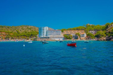 Sant Elm, Majorca, İspanya - 18 Ağustos 2017: Güzel kırmızı tekne su Sant Karaağaç, Majorca, İspanya