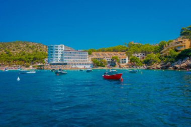 Sant Elm, Majorca, İspanya - 18 Ağustos 2017: Güzel kırmızı tekne su Sant Karaağaç, Majorca, İspanya