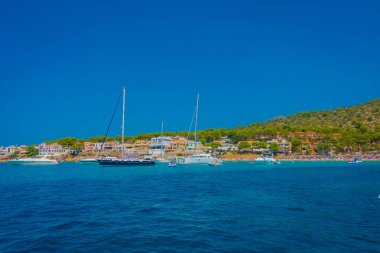 Sant Elm, Majorca, İspanya - 18 Ağustos 2017: Sant Karaağaç, Majorca, İspanya su güzel bir güneşli gün içinde güzel teknede