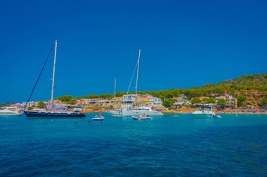 Sant Elm, Majorca, İspanya - 18 Ağustos 2017: Sant Karaağaç, Majorca, İspanya su güzel bir güneşli gün içinde güzel teknede