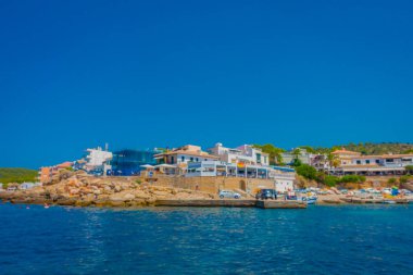 Sant Elm, Majorca, İspanya - 18 Ağustos 2017: Güzel güneşli bir günde Sant Karaağaç, horizont ve İspanya'da hava zevk insanlar bazı bina ile bir güzel mavi su Mayorka, ile