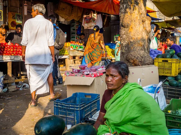 Jaipur, Indie - 25 sierpnia 2017: Indyjskich kobiet sprzedaje różne żywności na ulicach w Jaipur, India. W Indiach biednych kobiet często sprzedają warzywa zarobić dochodów pieniężnych małe — Zdjęcie stockowe