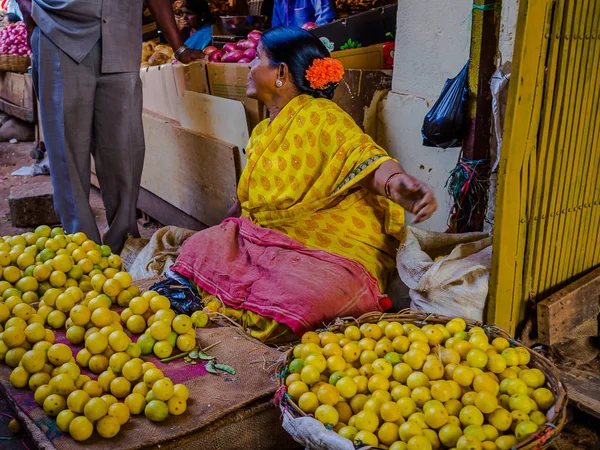 Jaipur, Indie - 25 sierpnia: Jedzenie sprzedaje indyjskich kobiet na ulicach w Jaipur, India. W Indiach biednych kobiet często sprzedają warzywa zarobić dochodów pieniężnych małe — Zdjęcie stockowe