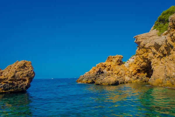 Beautiful view of the blue water and a beautiful blue sky, in Port D Andratx, located in Mallorca balearic islands, Spain — Stock Photo, Image