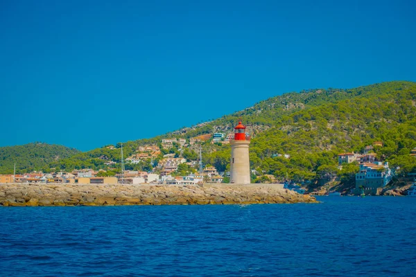 Mallorca Balear Adaları, bir deniz feneri ve ufuk dağda bazı binalarda muhteşem mavi su ve İspanya güzel bir mavi gökyüzü ile güzel manzara — Stok fotoğraf