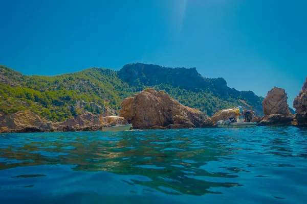 Belle vue sur l'eau bleue et un beau ciel bleu, à Port D Andratx, situé dans les îles Baléares de Majorque, Espagne — Photo