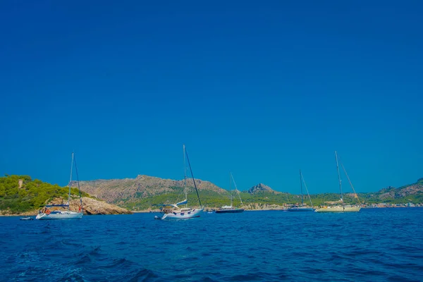 Sant Karaağaç, güzel mavi su ve gökyüzü Majorca, İspanya yelken bazı tekneler — Stok fotoğraf