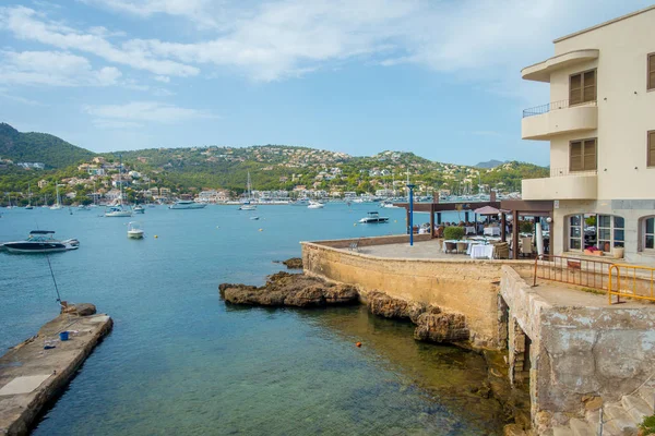 Bağlantı noktası D Andratx, İspanya - 18 Ağustos 2017: Andratx port marina Mallorca Balear Adaları, yatlar su ve bazı binalarda horizont, İspanya — Stok fotoğraf