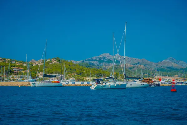 Bağlantı noktası D Andratx, İspanya - 18 Ağustos 2017: Mallorca Balear Adaları, ufuk dağda bazı binalarda, muhteşem mavi su ve İspanya güzel bir mavi gökyüzü ile güzel manzarasına — Stok fotoğraf