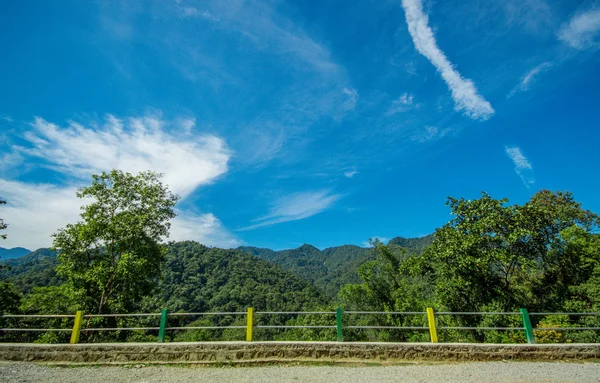 Bellissimo paesaggio della foresta di Mindo, in splendido cielo blu, con un ponte nella foto — Foto Stock