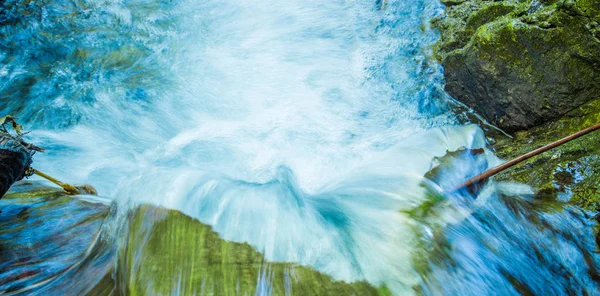 Hermoso río dentro de un bosque verde con piedras en el río en Mindo —  Fotos de Stock