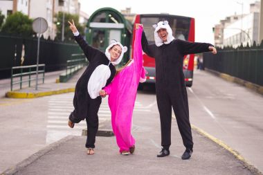 Mutlu bir grup arkadaşıyla farklı Kostümler, pembe tek boynuzlu at kostüm giyen bir kadın, bir panda kostümü diğer kadın ve Quito şehir bir kedi kostümü giyen adam yakın çekim